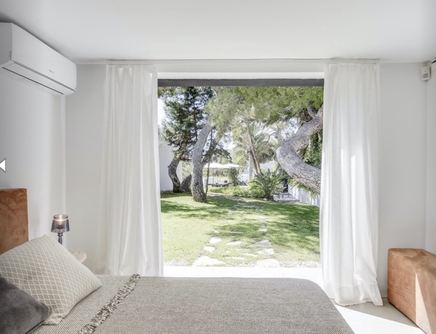 Resa Estates Ibiza can Viv tourist license sale koop pool side.jpg